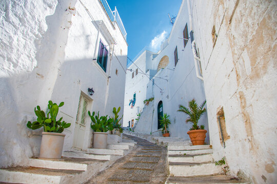 Vicolo della citt&agrave; di Ostuni nella valle d'itria in una soleggiata giornata estiva, Puglia, Italia meridionale.