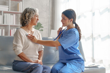 Obraz premium Young asian caretaker with 60s asia elderly woman consulting and encourage, take a history and recommend the right treatment, Use a stethoscope to listen to your heartbeat and check for abnormalities.