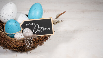 Frohe Ostern Feier Feiertage Hintergrund mit deutschem Text - Wachtel Ostereier und Palmkätzchen...