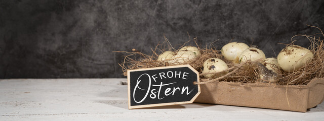 Frohe Ostern Feier Feiertage Hintergrund mit deutschem Text - Wachtel Ostereier in Karton auf...