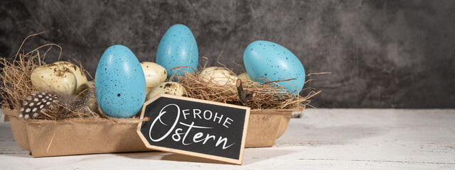 Frohe Ostern Feier Feiertage Hintergrund mit deutschem Text - Wachtel Ostereier in Karton auf...