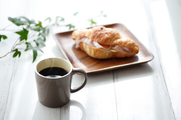 コーヒーとパンの朝食
