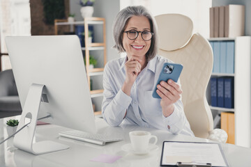 Obraz premium Photo of confident thoughtful agent lady wear spectacles white shirt online shopping eshop modern gadget indoors workplace workshop