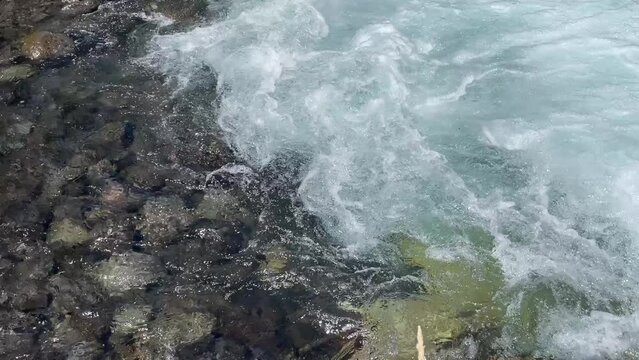 Agua de rio y piedras de rio en salto Truful-Truful de la regi&oacute;n de la Araucan&iacute;a, Chile