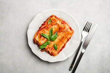 Cannelloni with meat, tomato sauce and cheese