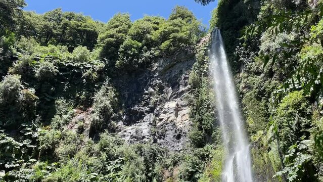 Cascada en sector Salto El Puma, Palguin Alto, Puc&oacute;n, Chile