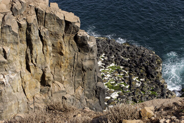 Paysage rocheux et escarpé le long des côtes sénégalaises