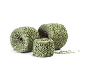 Ovillos de lana verde sobre un fondo blanco liso y aislado. Vista de frente y de cerca. Copy space