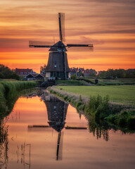 Obraz premium dutch windmill at sunrise