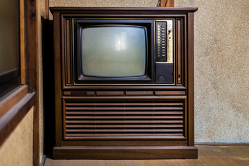 昔の箱型アナログテレビ