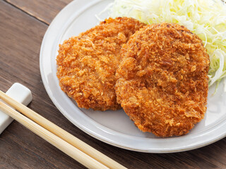 千切りキャベツを添えた牛肉コロッケ

