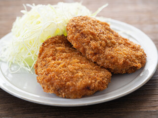 千切りキャベツを添えた牛肉コロッケ

