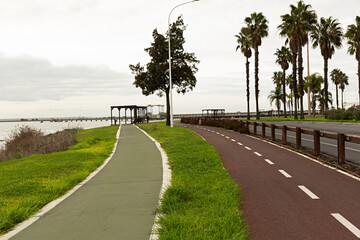 Paisaje de la ría de Huelva con sus carriles bici y de paseo.
