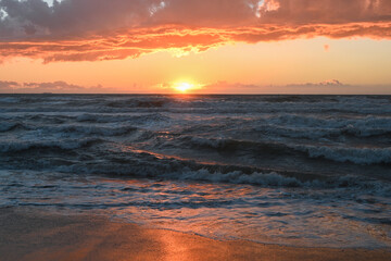 Fototapeta na wymiar mare alba tramonto 