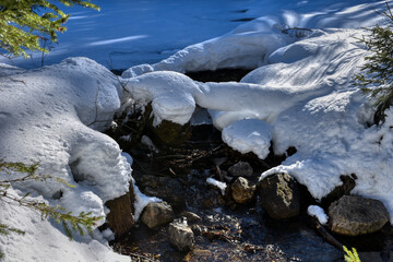 Bach, Winter, Schnee, Bodensee, verschneit, eingeschneit, Wasser, sprudeln, fließen, Bachbett, Steine, klar, rein, Trinkwasser, wertvoll, Rinnsal, Bächlein, unscheinbar, steil, Naturschutzgebiet, Natu