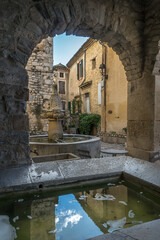 Fontaine des Mascarons au village de Séguret ,  dans le Vaucluse