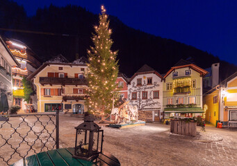 Fototapeta na wymiar Hallstatt. Old town square with a Christmas tree on Christmas night.