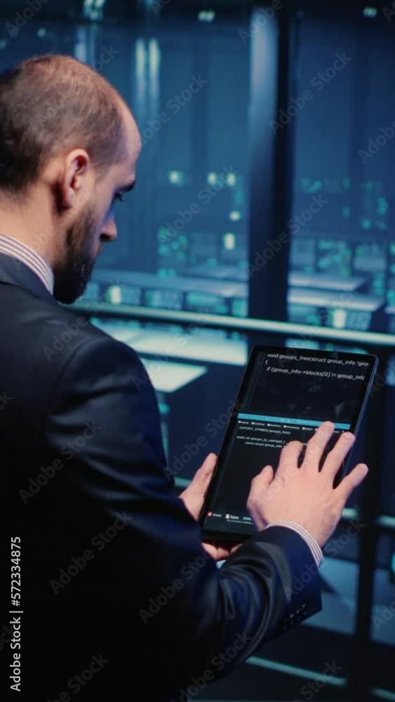 Poster vertical video: datacenter engineer using tablet in modern server room, planning cluster computer se