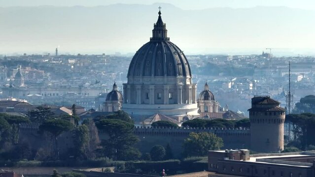 primopiano sulla cupola di San Pietro a Roma.
Vista aerea, della Basilica e sullo sfondo la citt&agrave; di Roma.