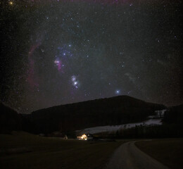 nächtliche Landschaftsaufnahme mit Sternenhimmel, Orion Sternbild