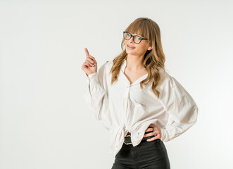 Mujer rubia con gafas pelo largo joven y atractiva con camisa blanca y pantalón negro gesticulando y alegre © Paco Perpiñan