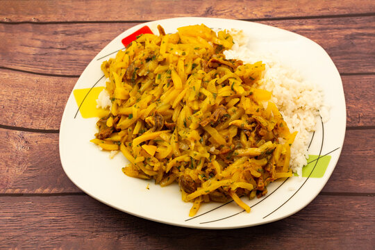 Olluquito salted with dressing, pieces of meat and white rice
