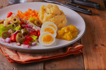 Mixed salad with egg and creamy mashed potatoes.