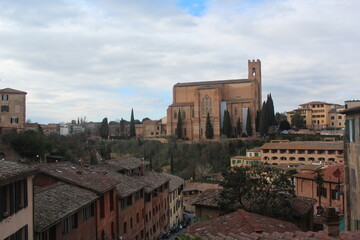 My visit to the city of Sienna.. My tour of Piazza del Campo, Torre del Mangia, Fonte Gaia, Siena Cathedral, Palazzo Salimbeni, the city view and its back streets.
Sienna Italy