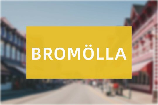 Bromölla: Der Name der schwedischen Stadt Bromölla in der Region Skåne vor einem Hintergrundbild