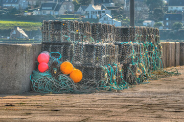 Casiers et filets de pêche sur le quai du port de Perros-Guirec en Bretagne - France