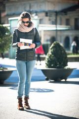 Mujer leyendo un mapa. Turista