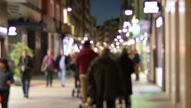 Gente andando por la ciudad de noche