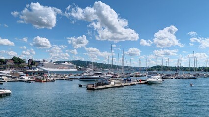 Fototapeta premium quais d'Oslo en Norvège par une journée chaude d'été