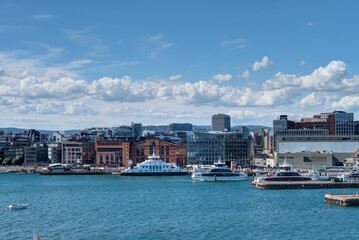 Naklejka premium quais d'Oslo en Norvège par une journée chaude d'été