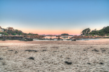 Lever du jour sur la côte de granit rose en Bretagne - France