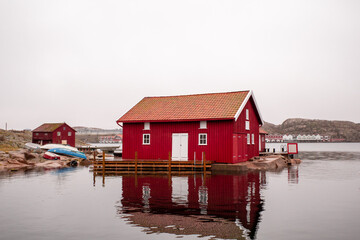 Obraz premium typical swedish cottage on the lake