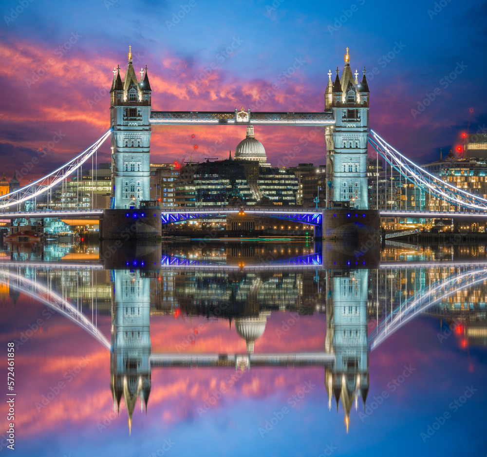 Wall mural The skyline of London after sunset time: Tower Bridge and Thames riverside