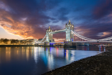 Obraz premium The skyline of London after sunset time: Tower Bridge and Thames riverside