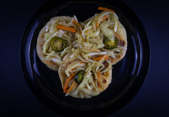 Plato con comida tipida centroamericana Pupusas