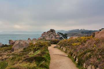 Lever du jour sur la côte de granit rose en Bretagne - France