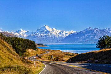 Fototapeta premium NZ Cook HWY Lake turns