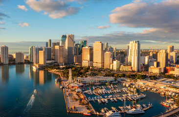 Fototapeta na wymiar Downtown Miami from Aeir