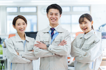 オフィスで腕組みをする作業員