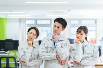 Fototapeta premium オフィスで考え事をする作業員