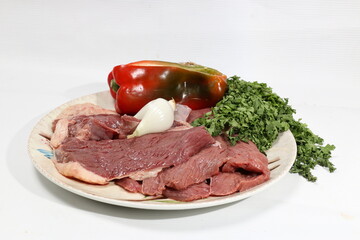 platos de verduras y carne cruda