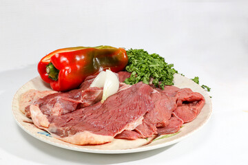 platos de verduras y carne cruda