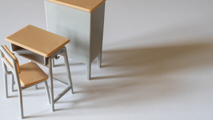 Fototapeta premium 教卓と机 暗い学校の教室イメージ