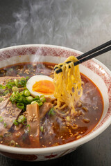 熱々で美味しいラーメンの箸持ち