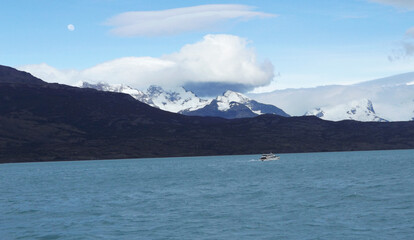 lake and mountains in Calafate