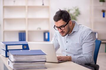 Obraz premium Young male employee working in the office